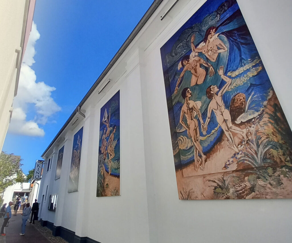 Die Badenden-Wandtafeln von Ernst Ludwig Kirchner am Filmtheater Burg auf Fehmarn