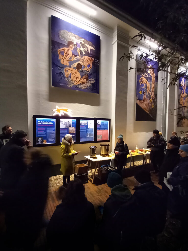 Lebendiger Adventskalender des Kirchner-Vereins bei den Wandbildern "Die Badenden" im Kino-Gang in Burg auf Fehmarn