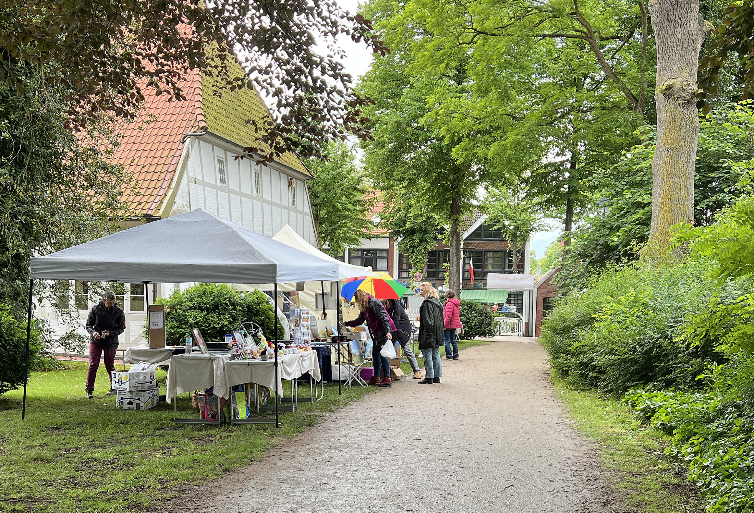 Kunstflohmarkt_20250607_0196_ret_ClaudiaCzellnik Die Badenden-Wandtafeln von Ernst Ludwig Kirchner am Filmtheater Burg auf Fehmarn