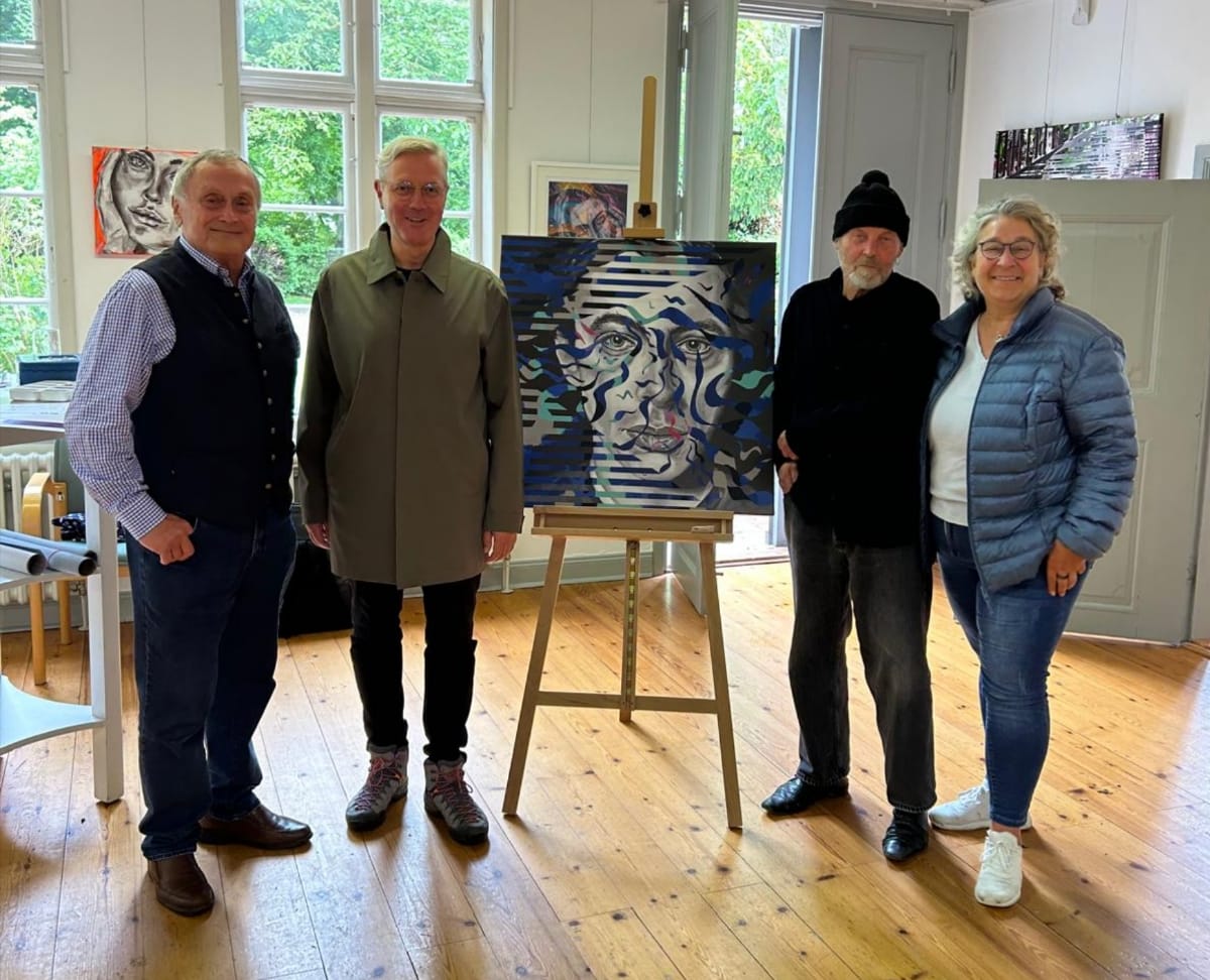 Norbert Röttgen in der Ausstellung v Karin Döring 2025.06.07 Gut Staberhof mit Blick auf die unverwechselbare Scheune, die der Expressionist Ernst Ludwig Kirchner in seiner ihm eigenen Art auf die Leinwand bannte.
