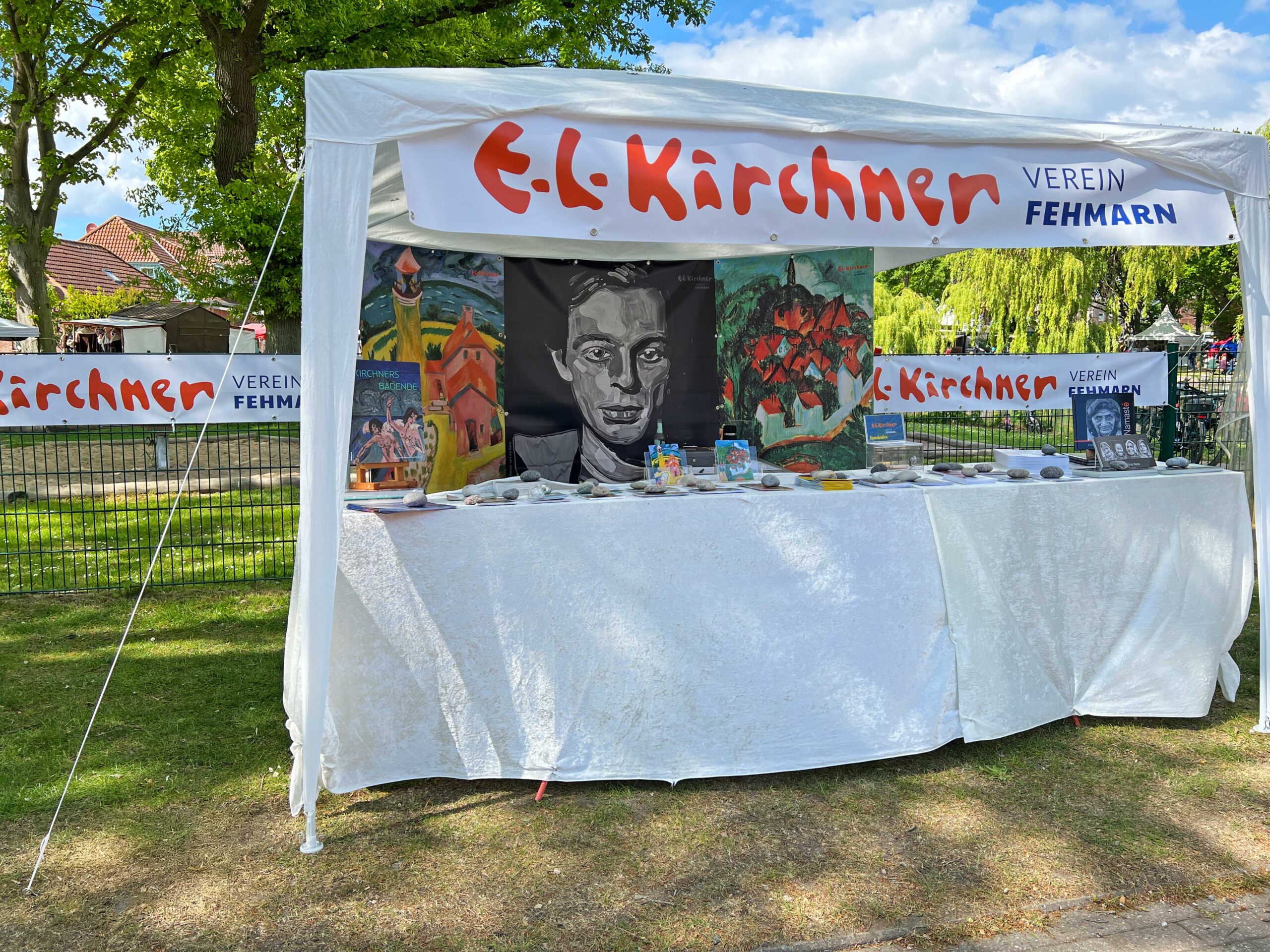 Rapsbluetenfest_20250516_Kirchnerverein_Czellnik_9702_web Die Badenden-Wandtafeln von Ernst Ludwig Kirchner am Filmtheater Burg auf Fehmarn