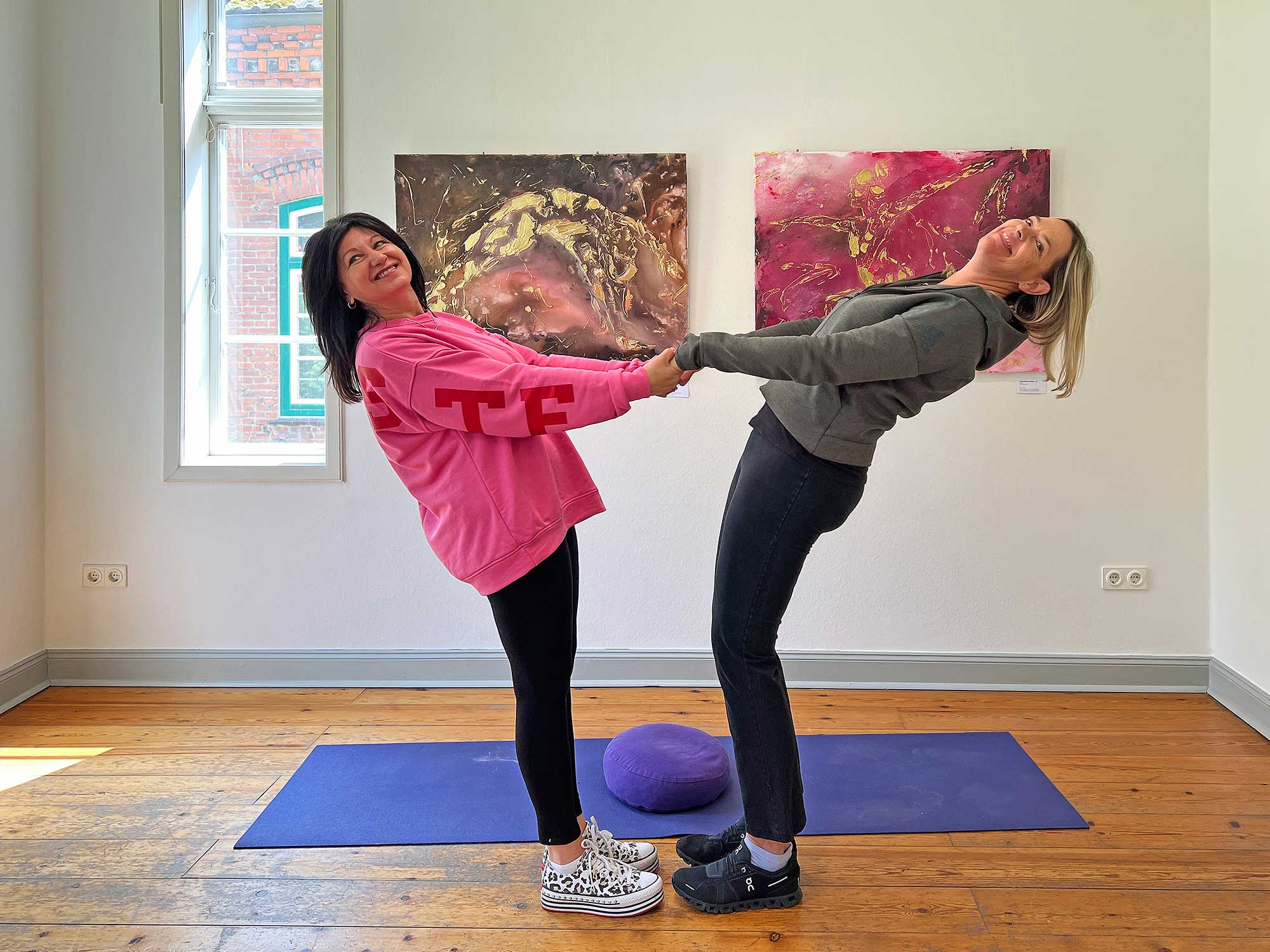 Yogaworkshop_Doering_20250609_0269_CC_web Gut Staberhof mit Blick auf die unverwechselbare Scheune, die der Expressionist Ernst Ludwig Kirchner in seiner ihm eigenen Art auf die Leinwand bannte.