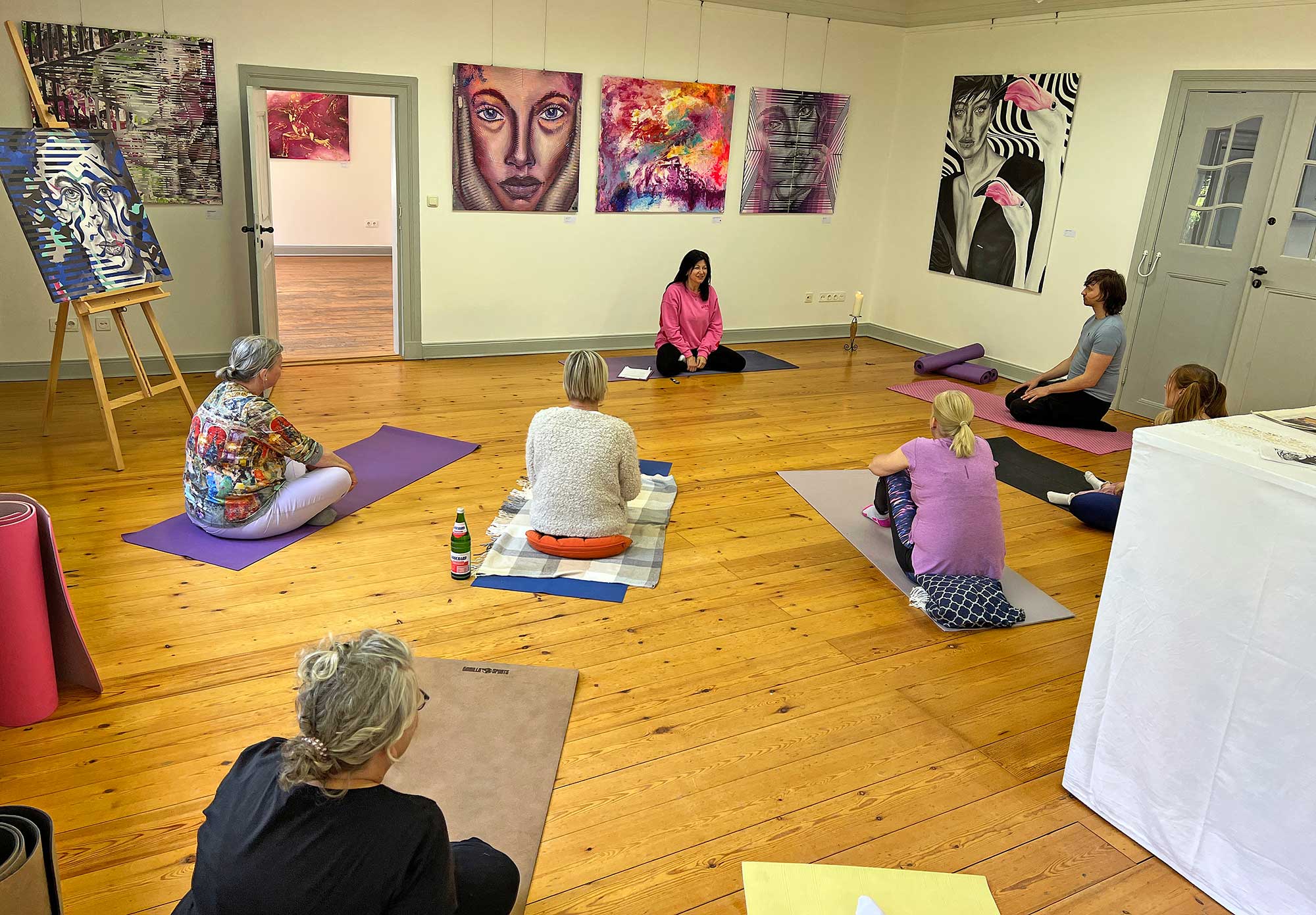 Yogaworkshop_Doering_20250609_0290_ret_CC_web Gut Staberhof mit Blick auf die unverwechselbare Scheune, die der Expressionist Ernst Ludwig Kirchner in seiner ihm eigenen Art auf die Leinwand bannte.